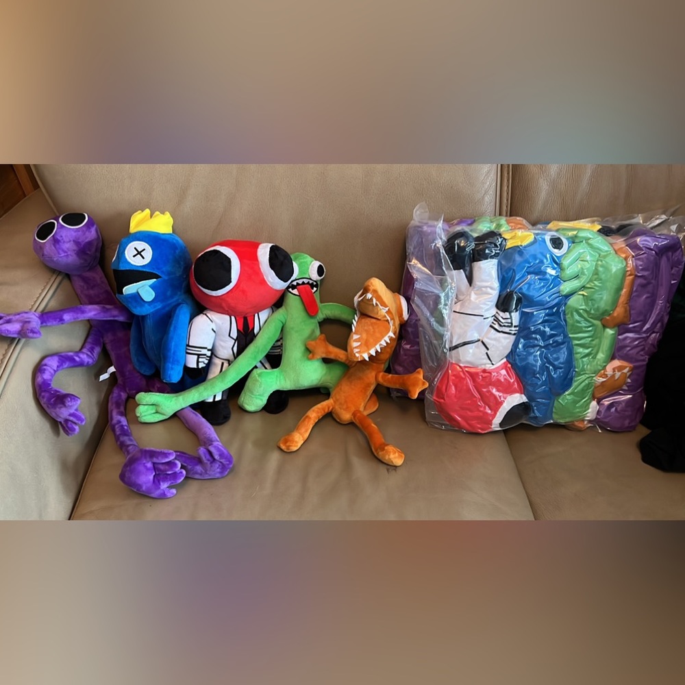 Rainbow friend plush set of 5 unopened